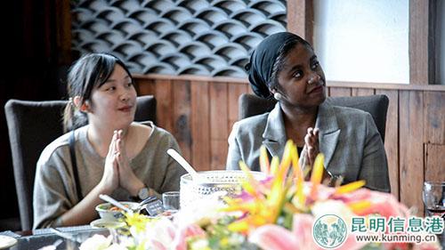 泰国的英英左边和法国的贝贝为他人的分享鼓掌。记者刘雄斌摄 泰国的英英左边和法国的贝贝为他人的分享鼓掌。记者刘雄斌摄