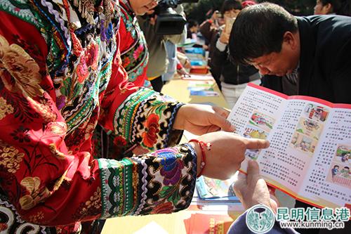 图三 工作人员正在普及食品保健食品相关法律法规和科学知识