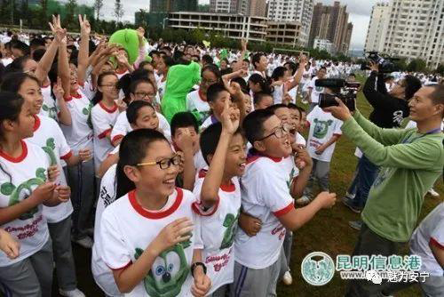 生活在安宁的少年。