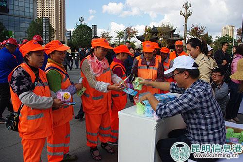 为环卫工人发放水杯。