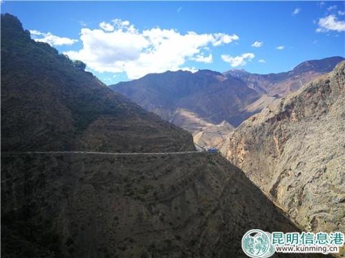 悬崖边上的罗仁卡点。 劳学丽 摄 悬崖边上的罗仁卡点。 劳学丽 摄