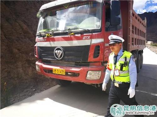 在卡点工作的扎史品初。劳学丽 摄 在卡点工作的扎史品初。劳学丽 摄