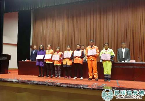 环卫工人代表接受表彰_副本