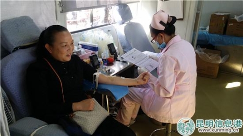 图片2：正在献血的老师