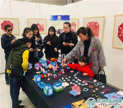 展览中部分参与义卖的展品。