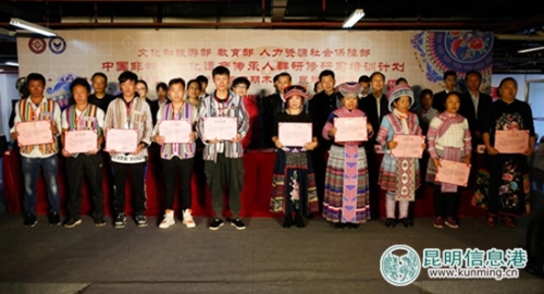 与会领导为优秀学员颁发证书