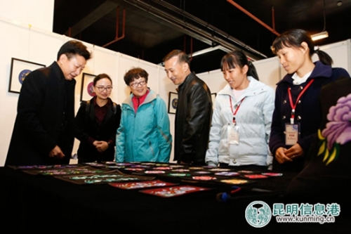 与会领导参观成果展