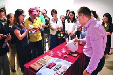 新加坡民众体验徽茶文化