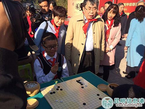 对在场的学生围棋爱好者们进行珍贵的指导