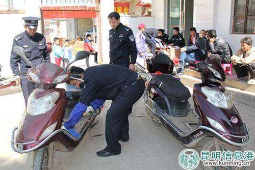 经开警方为辖区群众安装电动自行车物联网防盗装置。资料图