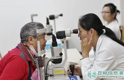 普瑞医院医生为到场老人做初步检查 普瑞医院医生为到场老人做初步检查