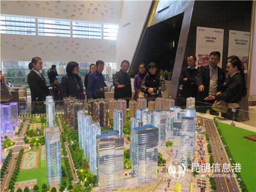 视察活动现场。 视察活动现场。