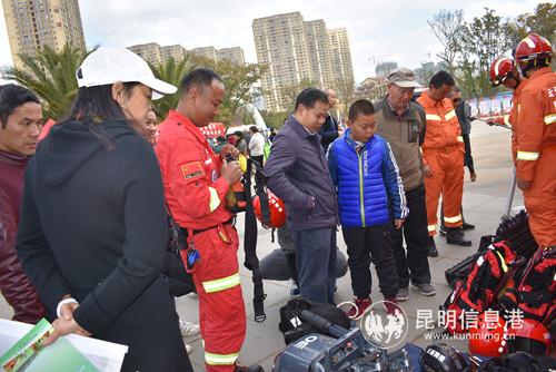 装备展示区吸引了市民驻足观看了解。