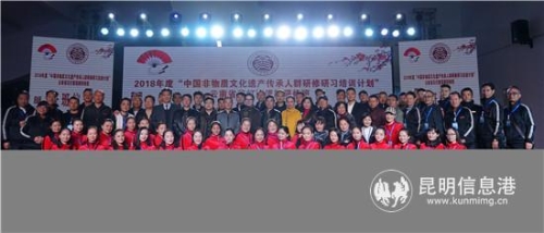 全体学员和与会领导教师合影 全体学员和与会领导教师合影