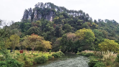 仙人岩屹立在八舟河岸边，守护着千年古寨。