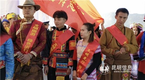 身穿云南少数民族服饰的昆明市旅游发展委员会志愿服务队员们。 身穿云南少数民族服饰的昆明市旅游发展委员会志愿服务队员们。
