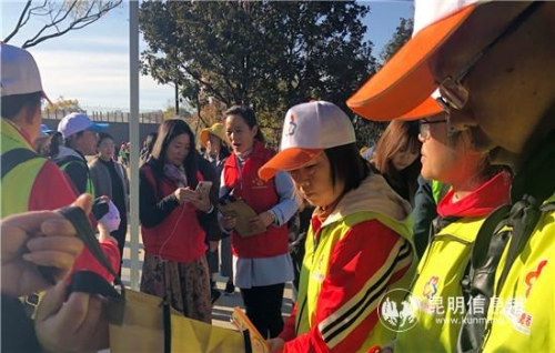 志愿者现场发放宣传册_副本 志愿者现场发放宣传册_副本