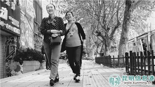 志愿者带领盲友前往心目影院观影。 记者曹月 摄 志愿者带领盲友前往心目影院观影。 记者曹月 摄