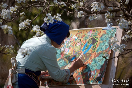 “发现云南之美网络摄影大赛”获奖作品《改革时代的新型农民画家、非遗传承人一卓丽萍》。韦嘉萍 摄 “发现云南之美网络摄影大赛”获奖作品《改革时代的新型农民画家、非遗传承人一卓丽萍》。韦嘉萍 摄
