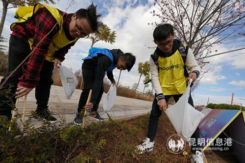 跑者为城市做“捡”法。
