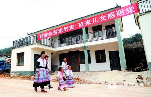 禄劝县芹菜塘村新建的安居房。记者周密摄