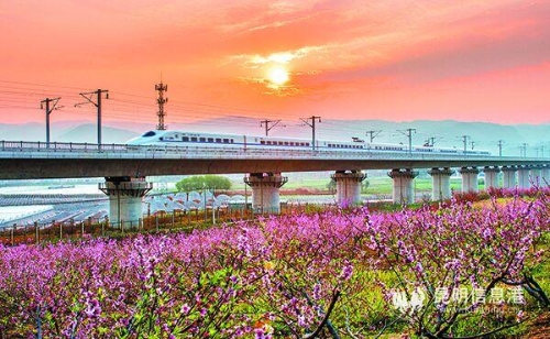 高铁飞速行驶。柴保辉摄