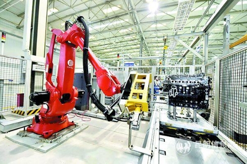 云内动力装配机器人。记者王俊星摄