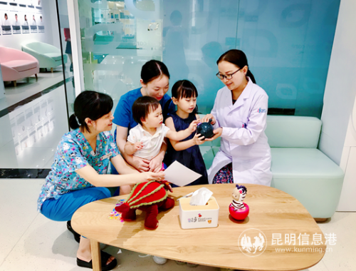 医生与孩子互动