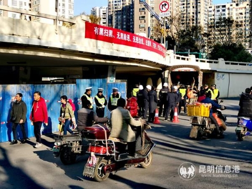 图片3:现场维持秩序的工作人员 图片3:现场维持秩序的工作人员