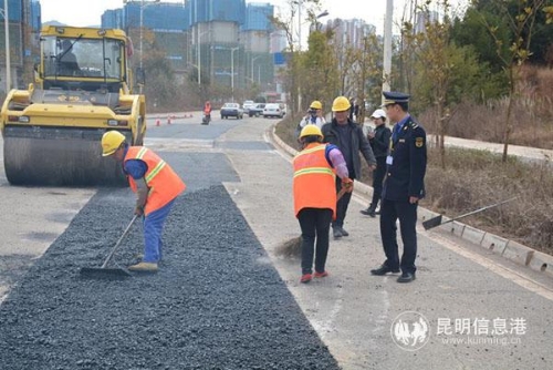 经开区城市管理综合行政执法局工作人员正在组织工人实施修补工作供图