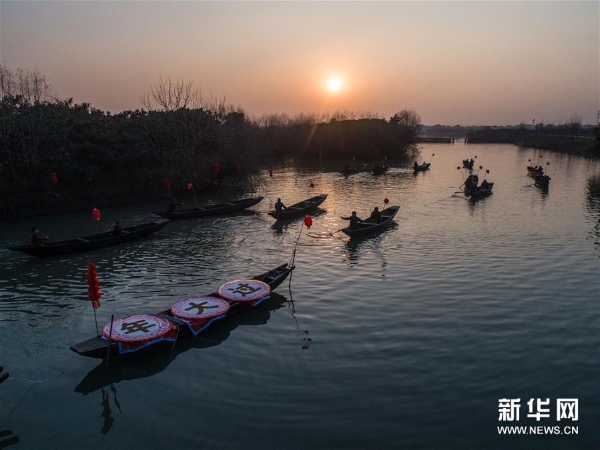 1月23日，河西埭村的百姓划着小渔船去看传统水乡社戏（无人机拍摄）。