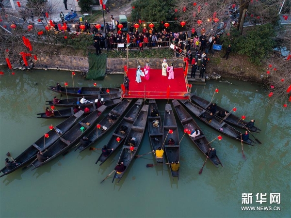 1月23日，河西埭村的百姓在观看传统的水乡社戏（无人机拍摄）。2