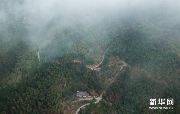 位于龙泉市牛头岭村群山之中的“七分醉”工作室(1月15日无人机拍摄) 位于龙泉市牛头岭村群山之中的“七分醉”工作室(1月15日无人机拍摄)