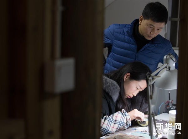 吴荣强和妻子李淑敏在龙泉市牛头岭村“七分醉”工作室对一件漆缮器皿进行打磨 吴荣强和妻子李淑敏在龙泉市牛头岭村“七分醉”工作室对一件漆缮器皿进行打磨