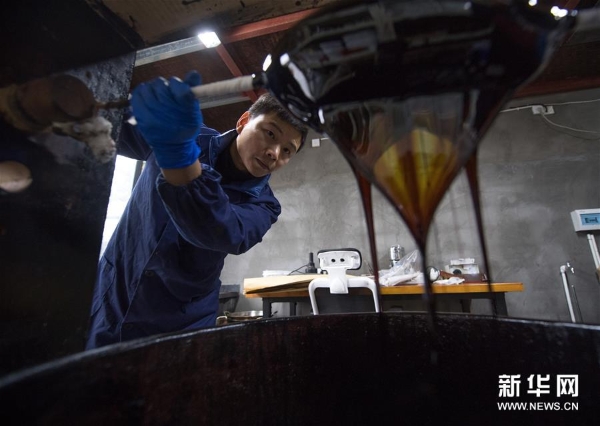 吴荣强在龙泉市牛头岭村“七分醉”工作室滤漆 吴荣强在龙泉市牛头岭村“七分醉”工作室滤漆