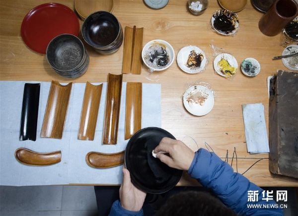 吴荣强在龙泉市牛头岭村“七分醉”工作室制作漆器 吴荣强在龙泉市牛头岭村“七分醉”工作室制作漆器