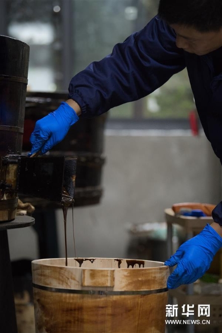 吴荣强在龙泉市牛头岭村“七分醉”工作室精制大漆 吴荣强在龙泉市牛头岭村“七分醉”工作室精制大漆