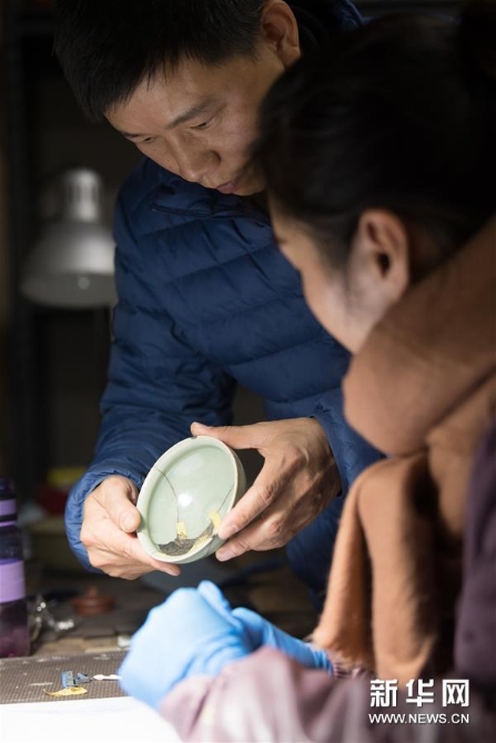 在龙泉市牛头岭村“七分醉”工作室,吴荣强(左)指导一名徒弟进行漆缮。 在龙泉市牛头岭村“七分醉”工作室,吴荣强(左)指导一名徒弟进行漆缮。