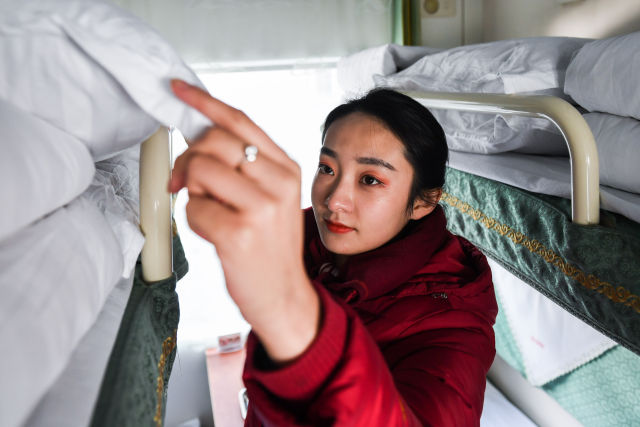 春运故事|蜜甜的忧愁——新婚夫妇在站台团聚