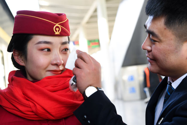 春运故事|蜜甜的忧愁——新婚夫妇在站台团聚