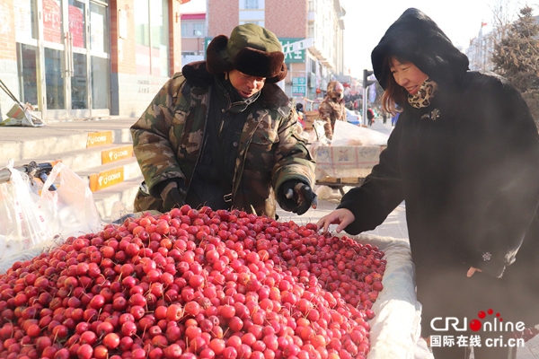 冻花红是一种沙果，酸甜爽口，与冻梨、冻柿子一起成为很多人必选的“冻三样”