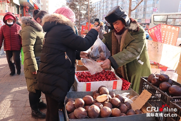 冻梨，是由普通白梨冰冻变成乌黑色，食用时，放置凉水中浸泡，化透后食用，是冻货市场的畅销货