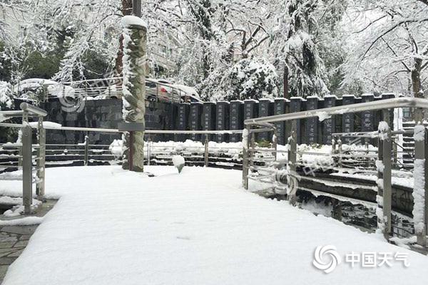 中东部大范围雨雪阻春运 南方冰火两重天