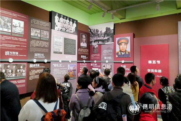 图:百年军校 将帅摇篮主题展厅参观观众 图:百年军校 将帅摇篮主题展厅参观观众