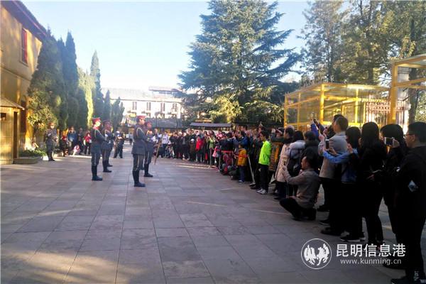 图:参观观众观看云南陆军讲武堂国防教育项目军事主题“换岗操演”展示。 图:参观观众观看云南陆军讲武堂国防教育项目军事主题“换岗操演”展示。