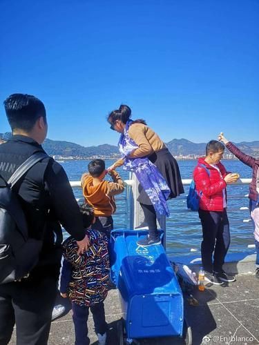 站在垃圾桶上喂食遭曝光