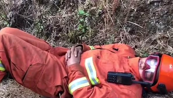 视界 | 中国消防员灭火后累倒在地照片感动英媒:这才是英雄! 视界 | 中国消防员灭火后累倒在地照片感动英媒:这才是英雄!