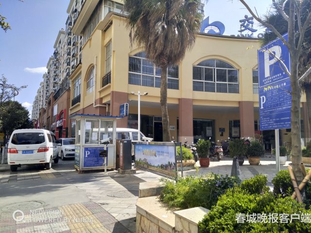 昆明玫瑰湾小区:空地突收停车费 业主质疑合法性