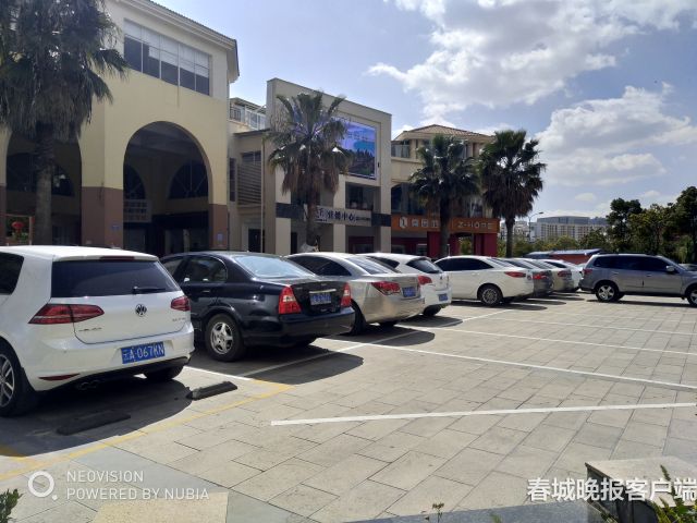 昆明玫瑰湾小区:空地突收停车费 业主质疑合法性