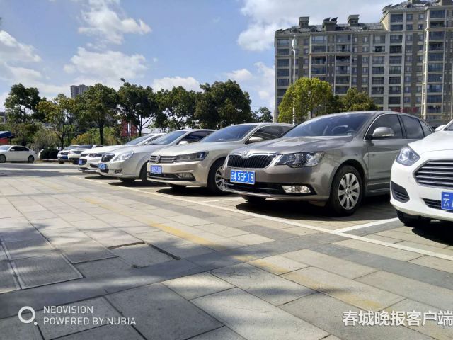 昆明玫瑰湾小区:空地突收停车费 业主质疑合法性